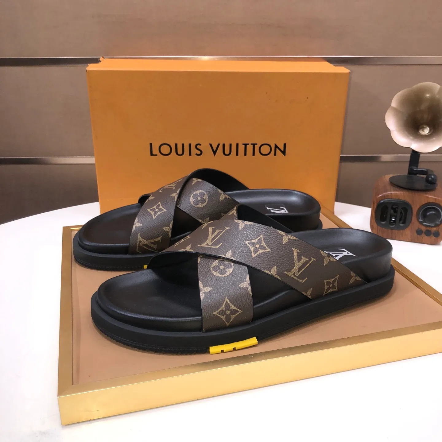 Men's shoes 💰400💰 [Louis Vuitton LV slippers] (high-end cowhide) counter 1:1 fashion style, a must-have for summer! The designer used LV’s iconic outsole. The original simple slippers instantly become fashionable! The upper is made of flexible special cowhide leather straps alternately, and the workmanship is exquisite! A must-have for stylish men in summer, size 38-45 (45 customized)